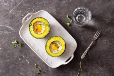 avokado ile beyaz bir arka plan üzerinde yumurta pişirdi. beceremedim. seçici odak