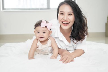 Anne bebeğiyle oynuyor.