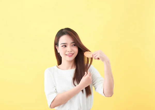 Portrait Beautiful Young Woman Combing Her Hair Smiling — Stock Photo, Image