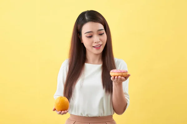 Kobieta Trzymająca Ciasto Pomarańczowe Pączkowe — Zdjęcie stockowe