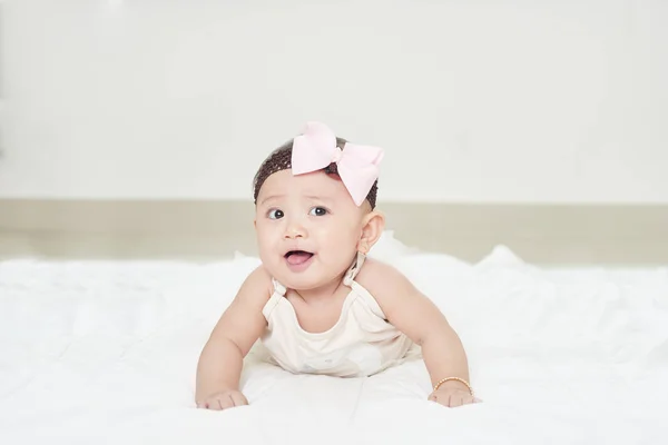 Bambina Sorridente Sul Pavimento Isolata Bianco — Foto Stock