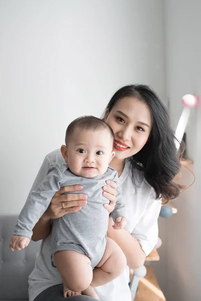 Hermosa Joven Mamá Está Jugando Con Lindo Bebé Sonriendo Mientras —  Fotos de Stock