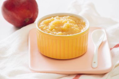 Doğal bebek maması konsepti. Elma bebek püresi Kase.