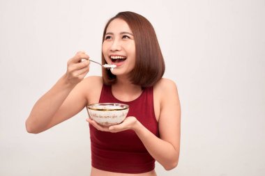 Spor salonunda kadın egzersiz sonrası sağlıklı beslenme