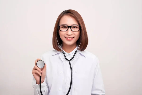 Jovem Médico Mulher Segurando Estetoscópio Isolado Fundo Branco — Fotografia de Stock