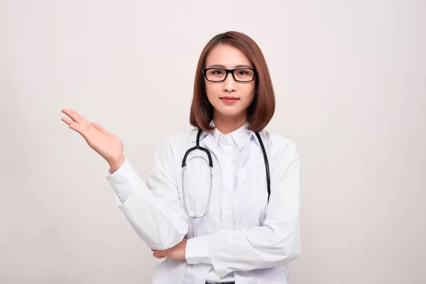 Jovem Médico Mulher Mostrando Espaço Cópia Isolado Fundo Branco — Fotografia de Stock