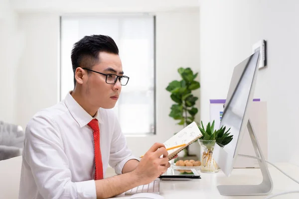 Empresário Bem Sucedido Trabalhando Com Computador Escritório — Fotografia de Stock