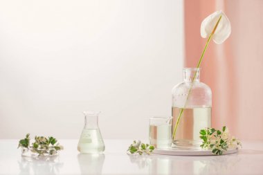 Parfüm yağları kavramı. Tablo üzerinde infüzyon çiçek suyla Laboratuar kapkacakları 