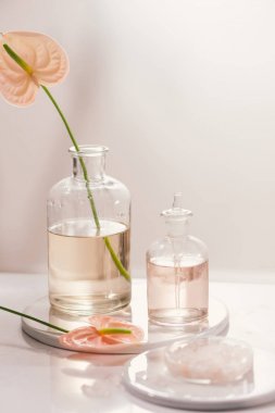 Şişe farklı parfüm yağları tablo ile 