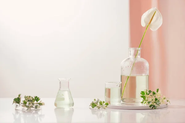 Perfumy Oleje Koncepcja Naczynia Laboratoryjne Napary Kwiatowy Stole — Zdjęcie stockowe
