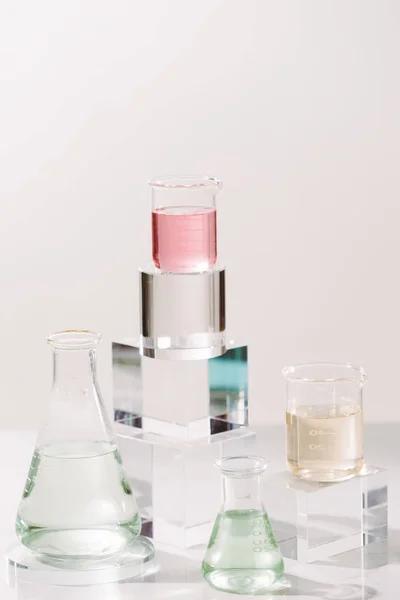 Hajuvesien Valmistusprosessi Laboratorion Kokeilu Ainesosa Ote Luonnon Kauneutta Orgaaninen Kosmeettinen — kuvapankkivalokuva