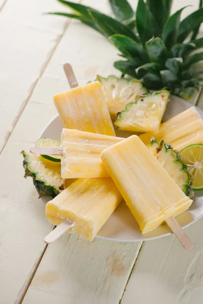 Mesa Madera Vieja Rústica Con Piñones Piña Caseros Enfoque Selectivo — Foto de Stock