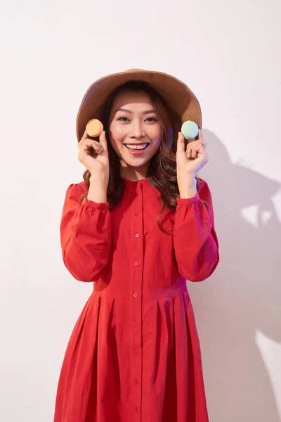 Menina Feliz Brinca Com Macaroons — Fotografia de Stock