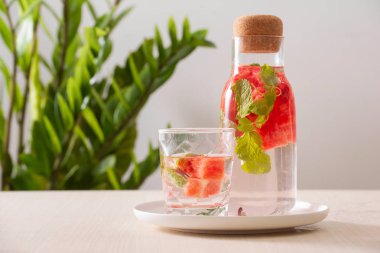 Beyaz arka planda karpuz içecekleri