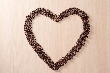Kahve çekirdekleri ile kalp şekli