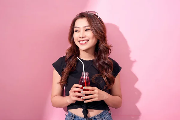 Retrato Bela Menina Mulher Bonito Feliz Roupas Verão Casual Beber — Fotografia de Stock