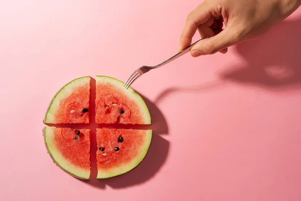 Houd Gesneden Watermeloen Een Roze Achtergrond — Stockfoto