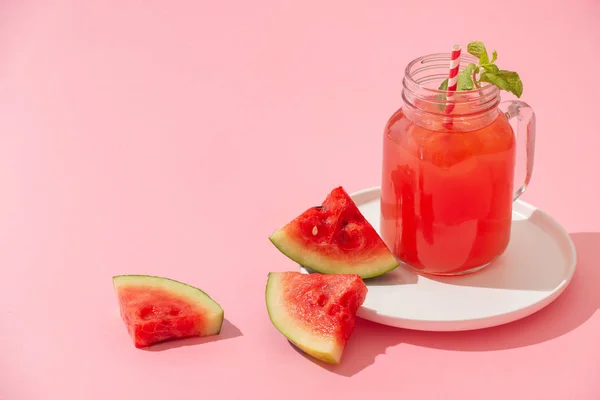 粉红背景上的西瓜汁 — 图库照片