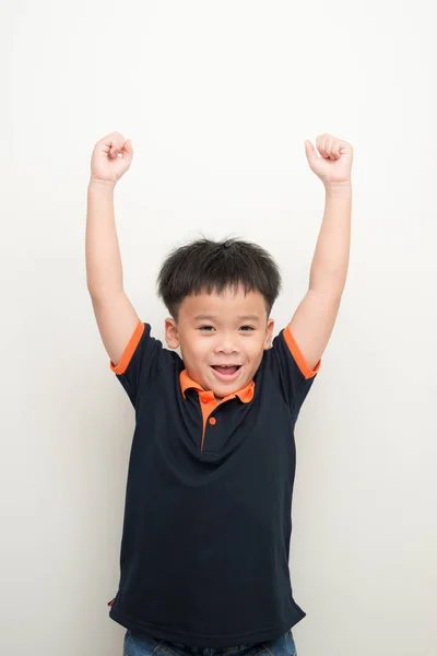 Retrato Niño Alegre Con Las Manos Levantadas Sobre Fondo Blanco — Foto de Stock