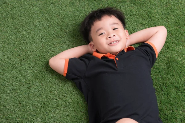 Милый Маленький Мальчик Лежит Зеленой Траве Парке — стоковое фото