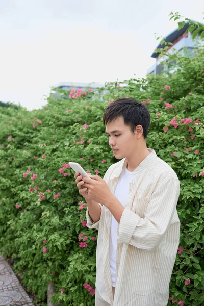 Jovem Asiático Homem Roupas Casuais Dia Verão Usando Smartphone Para — Fotografia de Stock