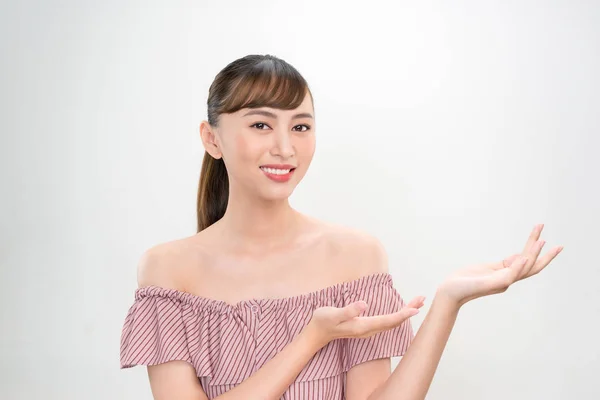 Schöne Junge Asiatische Frau Posiert Auf Weißem Hintergrund Mit Kopierraum — Stockfoto