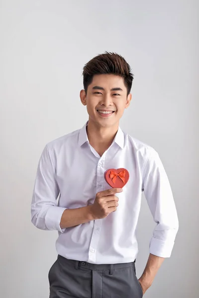 Presente Para Amado Jovem Bonito Sorrindo Homem Elegante Uma Camisa — Fotografia de Stock