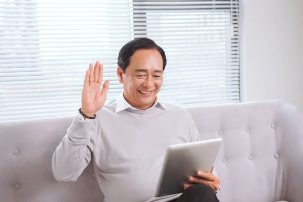 Asiático Senior Hombre Con Tablet Ordenador Hacer Videollamada — Foto de Stock