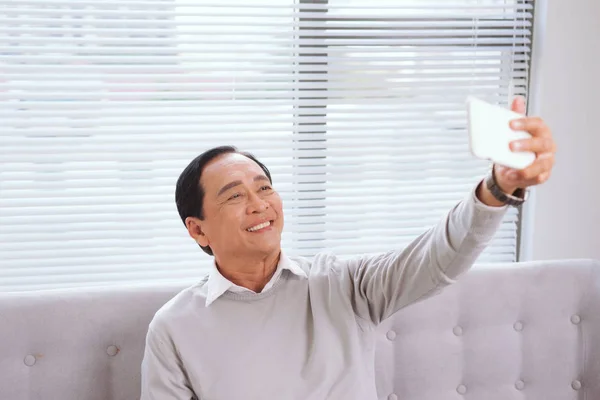 Asiático Senior Hombre Con Tablet Ordenador Hacer Videollamada — Foto de Stock