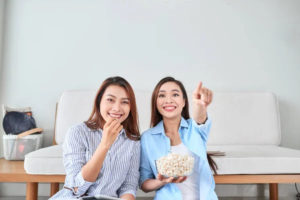 Maravilhado Impressionado Impressionado Menina Gesto Dedo Indicador Comer Pipocas Assistindo — Fotografia de Stock