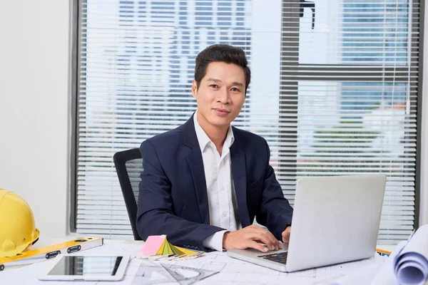 Portret Van Een Mooie Lachende Man Thuis Werken Een Bepaald — Stockfoto