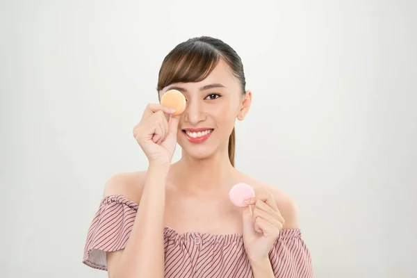 Mujer Asiática Sonriente Sosteniendo Macarrones Sus Ojos —  Fotos de Stock