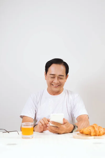 Evde Kruvasan Kahvaltı Smartphone Kullanarak Portakal Suyu Içme Mutlu Üst — Stok fotoğraf