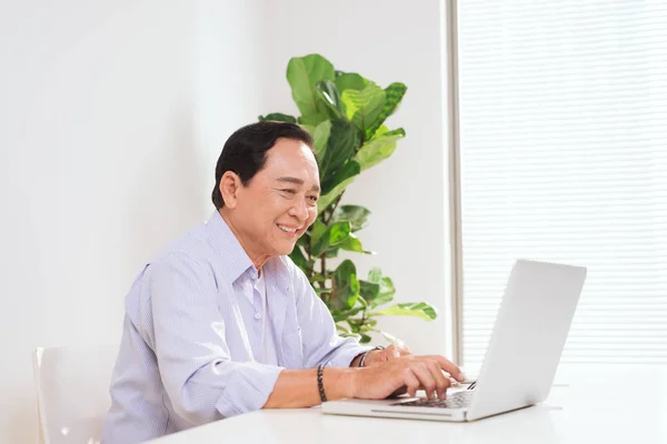 Hombre Mayor Trabajando Con Portátil Cosas Básicas Para Trabajo Escritorio — Foto de Stock