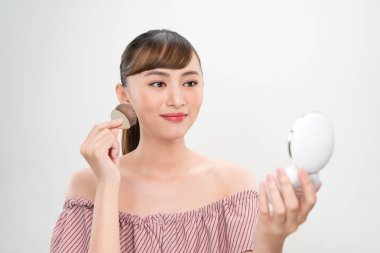 Minder Puf Ve Ayna Makyaj Toz Vakfı Uygulayarak Ile Güzel Kadın