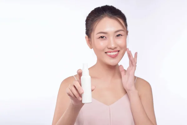 Sonriente Joven Mujer Mostrando Productos Para Cuidado Piel —  Fotos de Stock