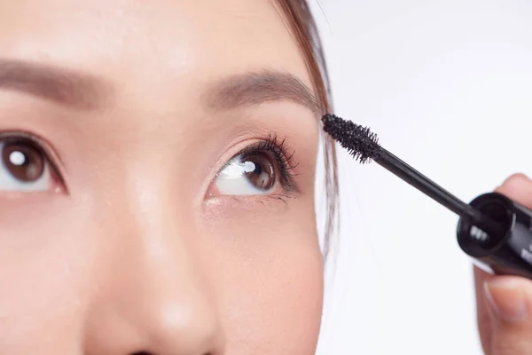 Mulher Rímel Colocando Maquiagem Nos Olhos Asiático Feminino Modelo Rosto — Fotografia de Stock