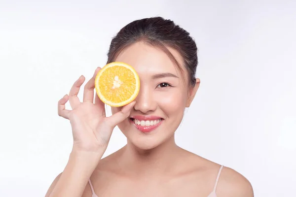 Mladá Krásná Asijská Žena Pózuje Plátkem Pomeranče Bílém Pozadí — Stock fotografie