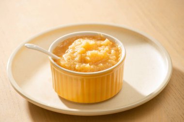 Doğal bebek maması konsepti. Elma bebek püresi Kase.