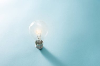 Mavi arkaplanda ampul