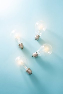 Mavi arkaplanda ampul