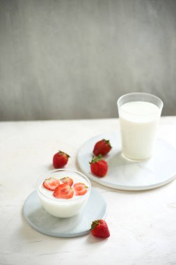 çilek ve yoğurt pembe bir arka plan üzerinde 