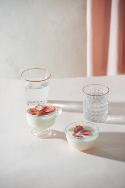 Sabah sağlıklı bir kahvaltı ve çilek beyaz arka plan üzerinde. Yan görünüm