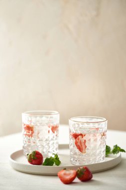 Çilekli kokteyl beyaz izole mojito