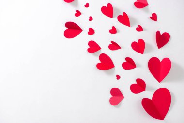 Sevgililer. Boş beyaz tebrik kartı ve kırmızı kalpli zarf.