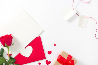 Arka plan seviyorum. Kırmızı kağıt kalp tebrik kartı.