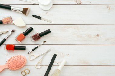 Manikür seti ve ahşap arka plan üzerinde tırnak cilası