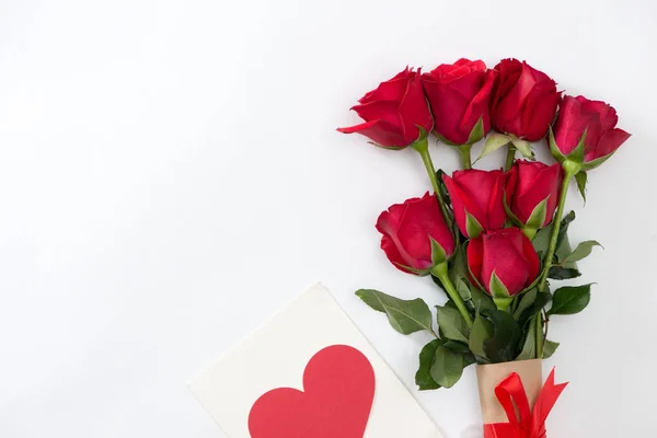 Υπέροχα Τριαντάφυλλα Λουλούδια Και Κόκκινη Καρδιά Λευκό Φόντο Εορταστική Ευχετήρια — Φωτογραφία Αρχείου