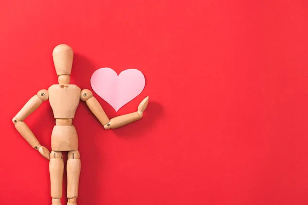 Деревянный Человек Красным Сердцем Концепция Дня Святого Валентина — стоковое фото