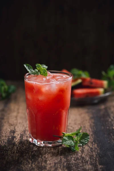 Erfrischender Sommer Wassermelonensaft Gläsern Mit Scheiben Wassermelone — Stockfoto